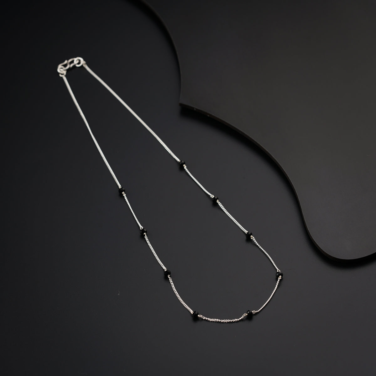 Chaine en Spinelle Noir Court - Élégance Compacte